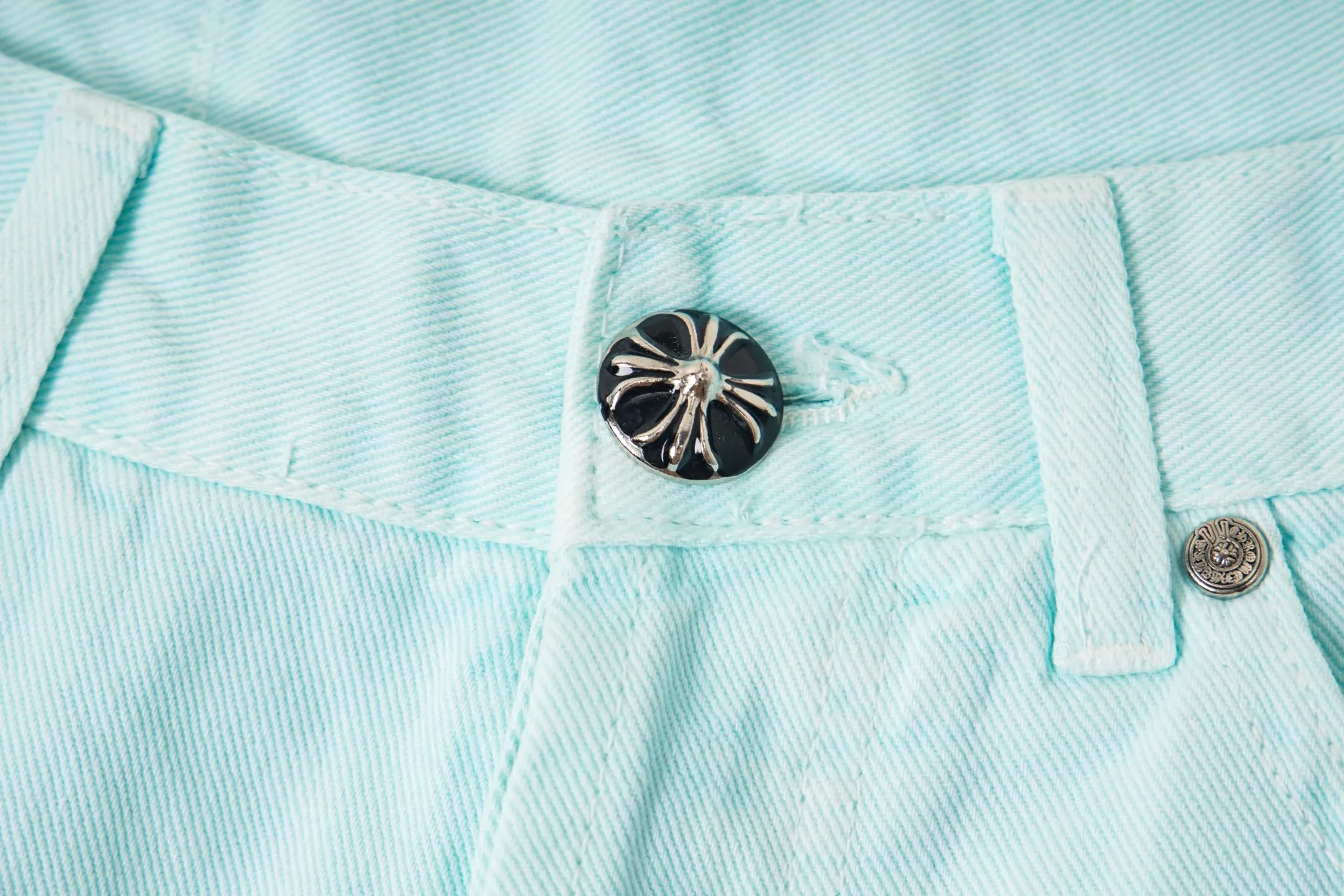 P240 (high version, running quantity) Chrome Hearts light blue blue pants, pink and blue patchwork leather couple's best friend jeans. CH jeans need to be washed and then disassembled and hand-ordered with sheepskin cross leather and then spliced ​​to complete. The whole piece has too many craftsmanship to describe. The patches are decorated with cross flowers, and the high-waisted washed jeans! ! Absolutely high-end luxury products, god-level single products and super popular products, made with top heavy industry, a must-see magic weapon. Customized hardware. The fabric is thick and soft after washing. It has good breathability. Customized small leather label. Unique design. The details are simple and elegant, and the workmanship is exquisite. The entire trousers are neatly routed and the details are in place! It’s so cool that both men and women can easily control the genderless trend! Style number: 1817# Color: Picture color Size: 28 30 32 34 36